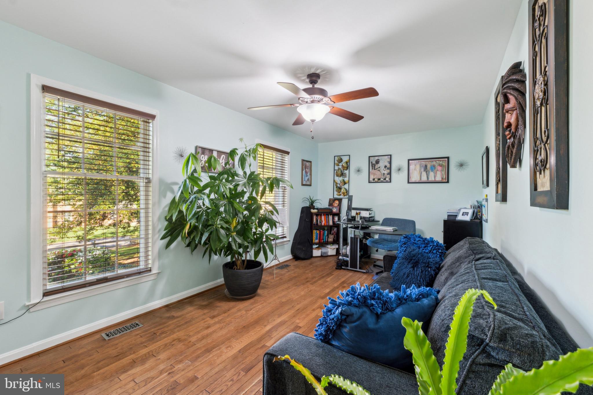 18600 Cabin Road Triangle, VA 22172 - Photo 24 of 39 a living room with furniture flowers and a window