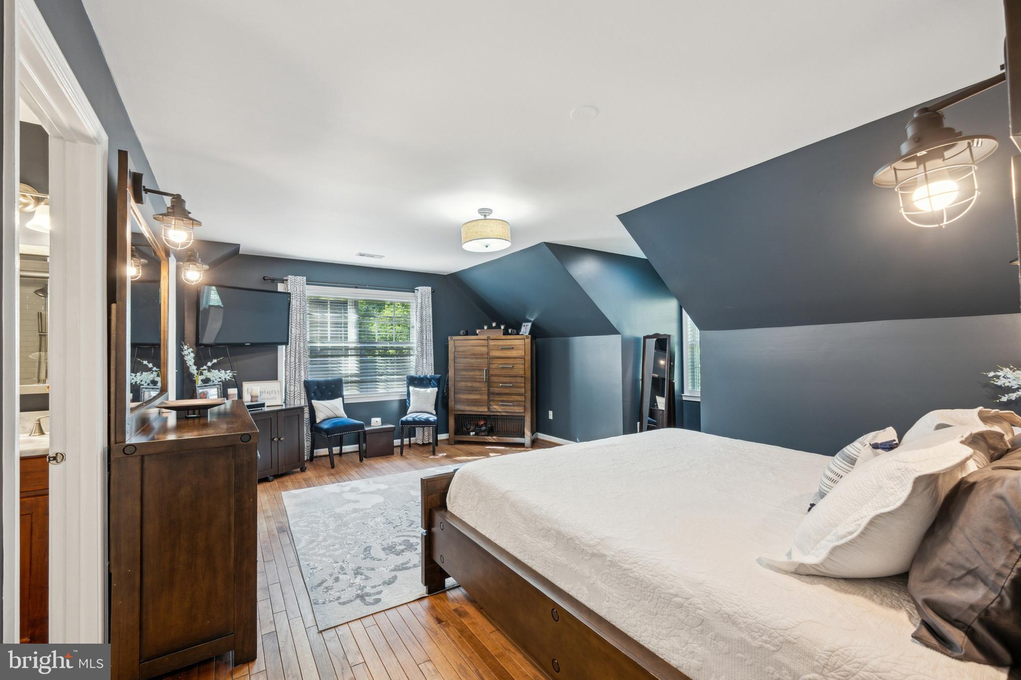 18600 Cabin Road Triangle, VA 22172 - Photo 25 of 39 a large bedroom with a large bed and large windows