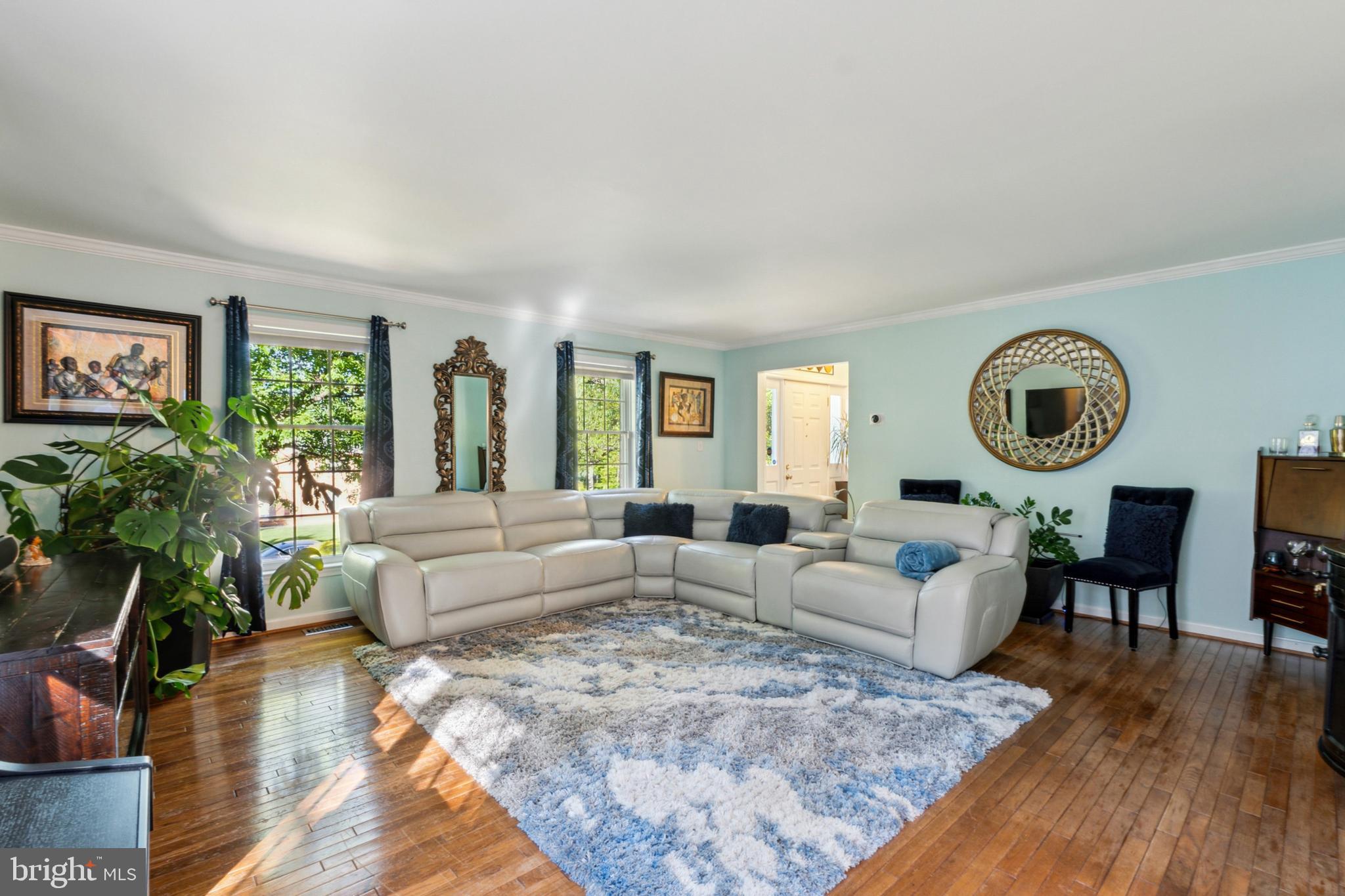 18600 Cabin Road Triangle, VA 22172 - Photo 3 of 39 a living room with furniture and a wooden floor