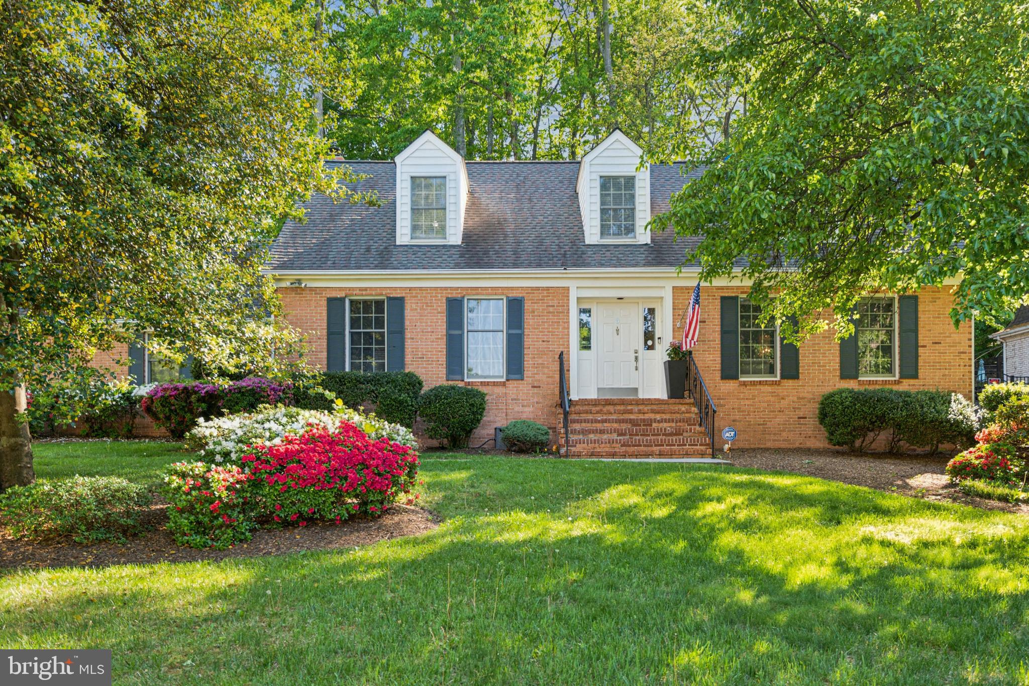 18600 Cabin Road Triangle, VA 22172 - Photo 4 of 39 a front view of a house with a yard
