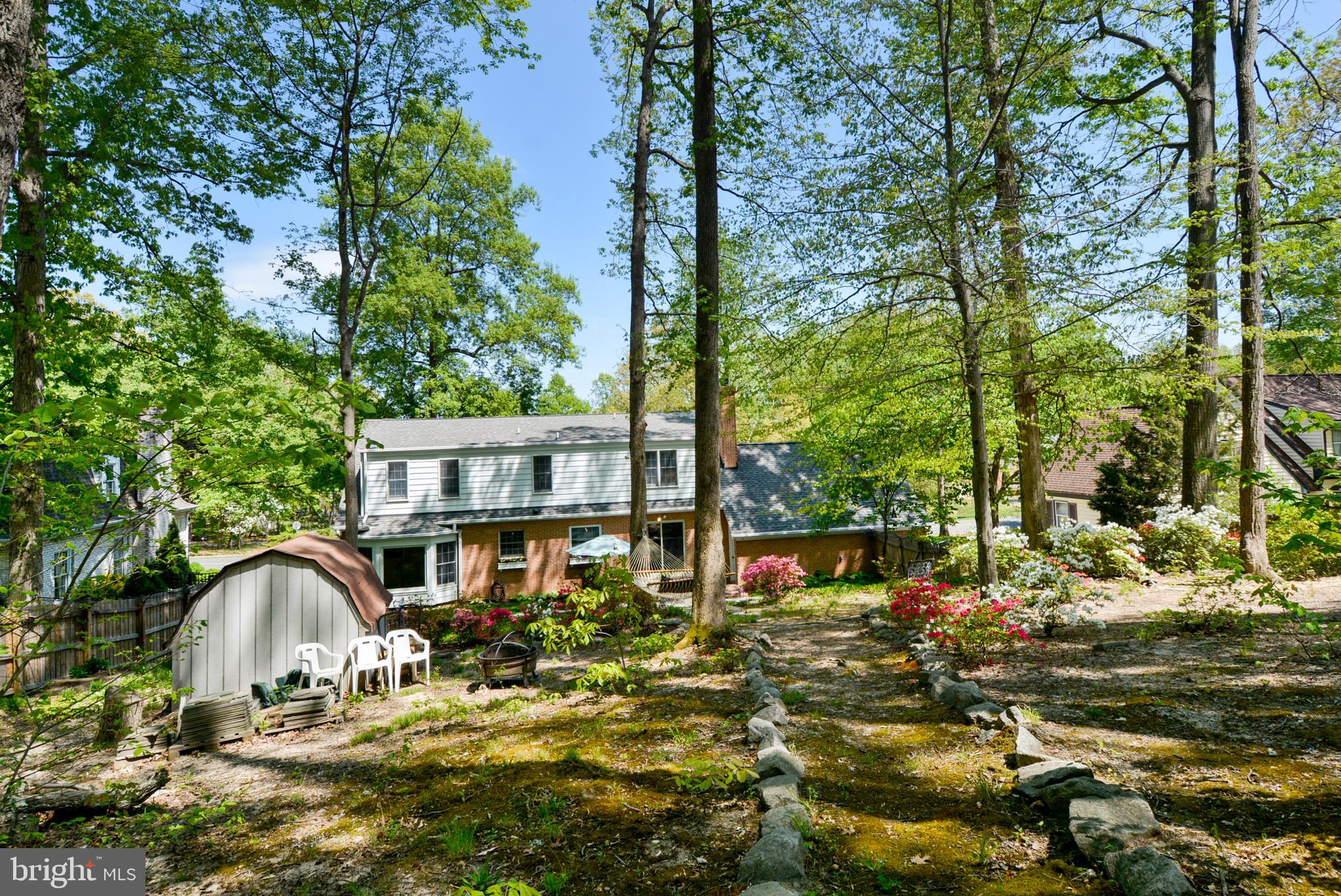 18600 Cabin Road Triangle, VA 22172 - Photo 9 of 39 a front view of a house with garden