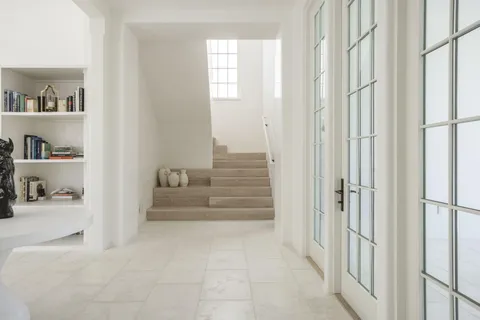 a view of livingroom with furniture