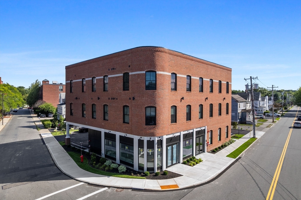 198 Albion Street, Unit 202 Wakefield, MA 01880 - Photo 10 of 13 a view of a large building
