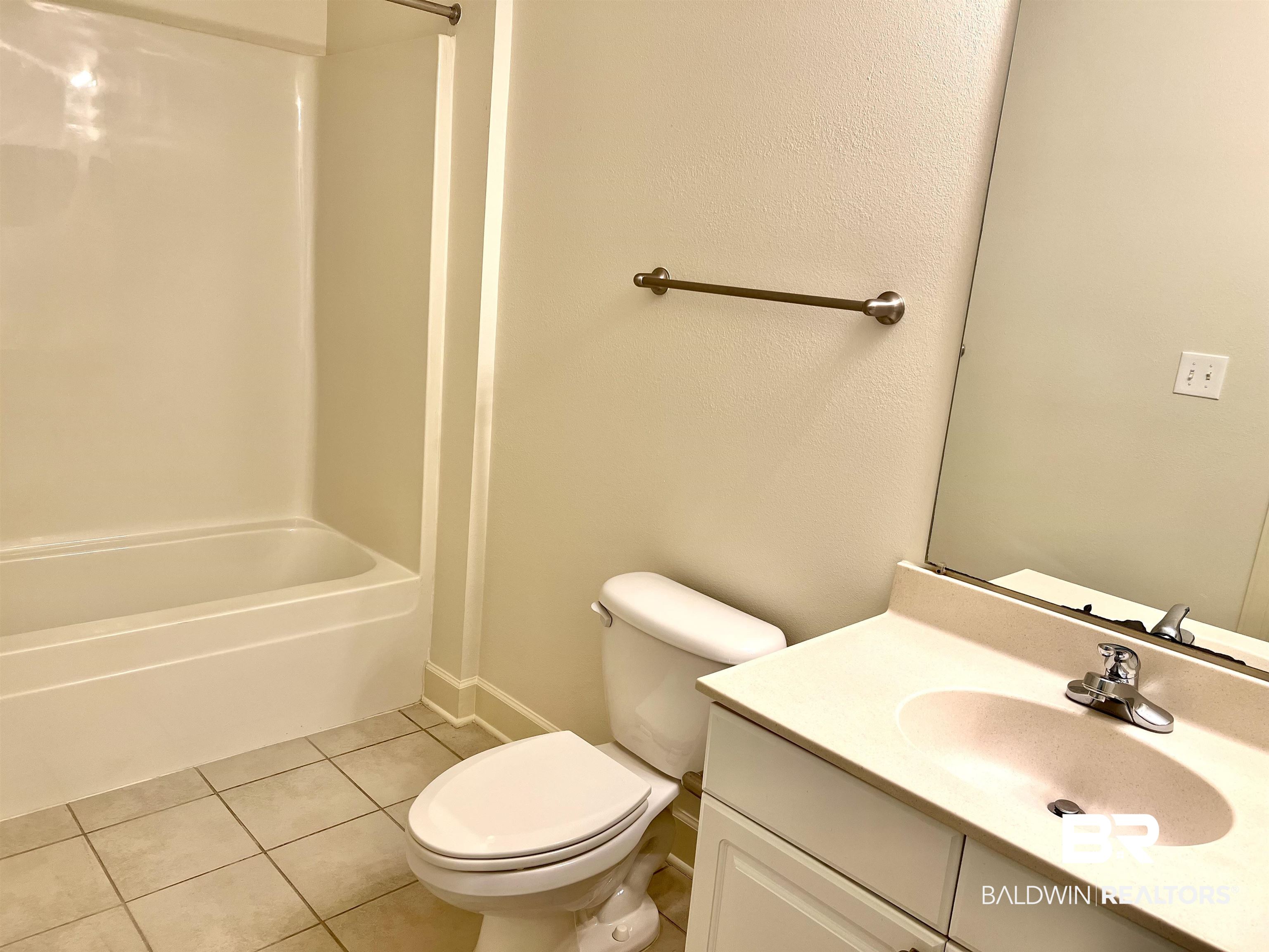 450 Park Avenue, Unit 802 Foley, AL 36535 - Photo 20 of 43 Second bathroom
