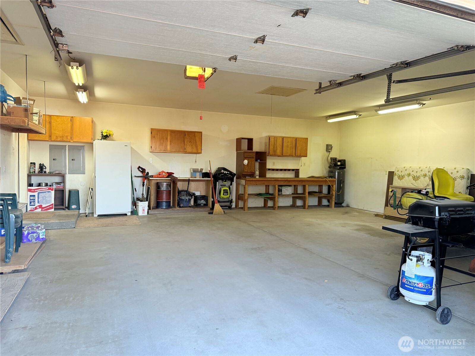 15977 Laney Bros Road East Odessa, WA 99159 - Photo 18 of 33 a living room with furniture and a dining table