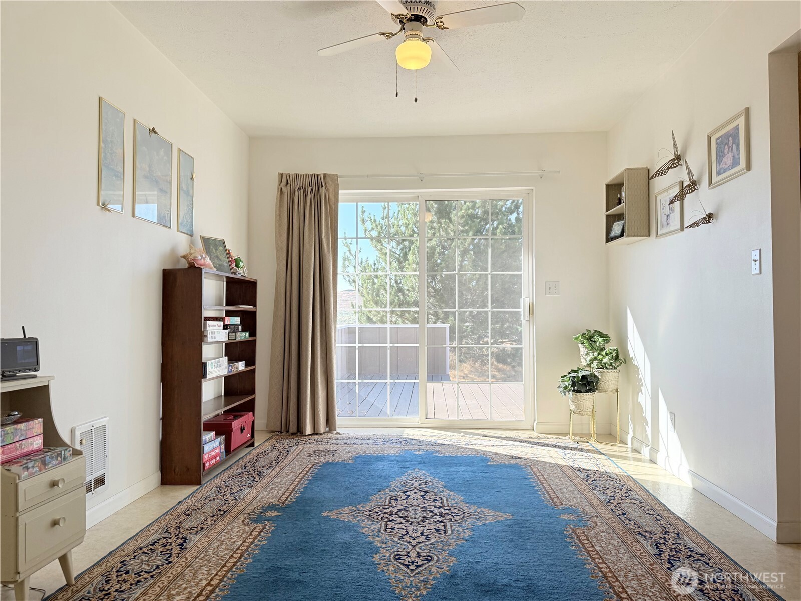 15977 Laney Bros Road East Odessa, WA 99159 - Photo 4 of 33 a living room with furniture and a window