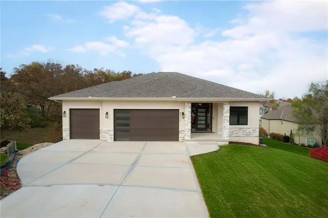 $565,000 | 4412 Northeast Gateway Drive, Lee's Summit, MO 64064