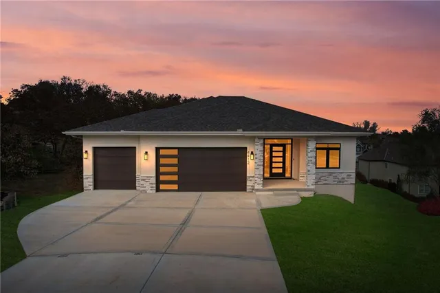 $565,000 | 4412 Northeast Gateway Drive, Lee's Summit, MO 64064