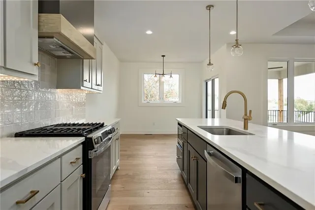 $565,000 | 4412 Northeast Gateway Drive, Lee's Summit, MO 64064