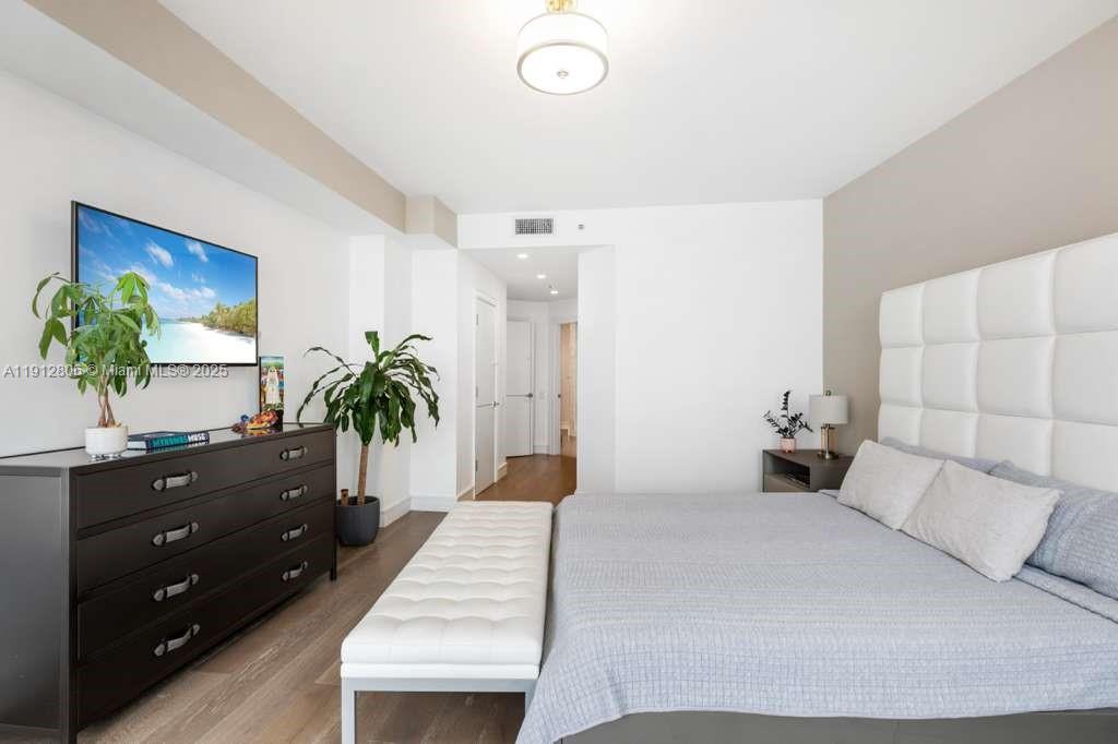 808 Brickell Key Drive, Unit 2504 Miami, FL 33131 - Photo 14 of 26 a bedroom with a large bed and a potted plant