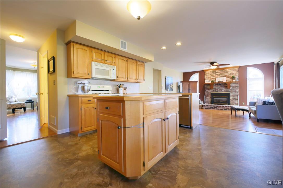 4270 Alder Road Bethlehem, PA 18020 - Photo 6 of 41 Gallery Image 6