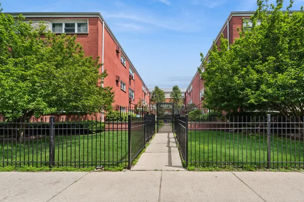 $349,900 | 6969 North Ashland Boulevard, Unit 304, Chicago, IL 60626