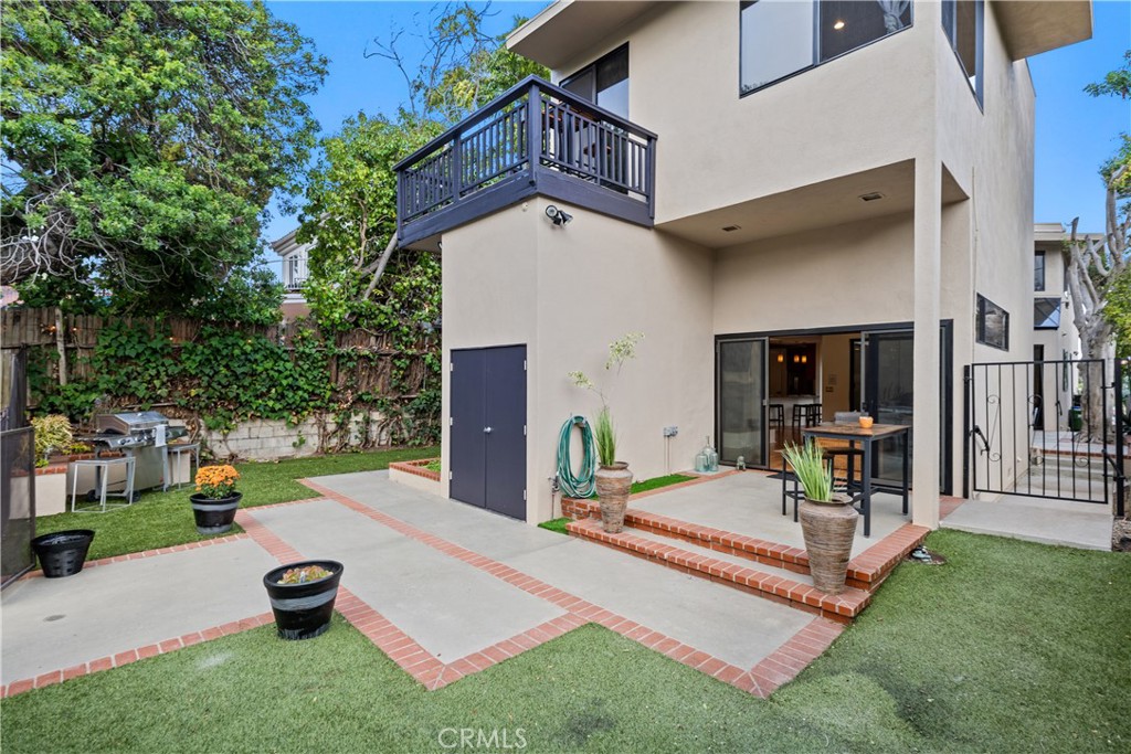 341 S Meadows Manhattan Beach, CA 90266 - Photo 22 of 50 a view of a patio with a table and chairs