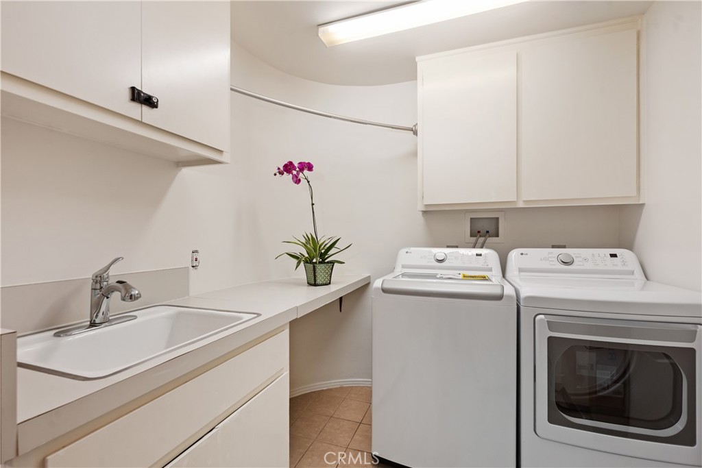 341 S Meadows Manhattan Beach, CA 90266 - Photo 38 of 50 a utility room with dryer and washer