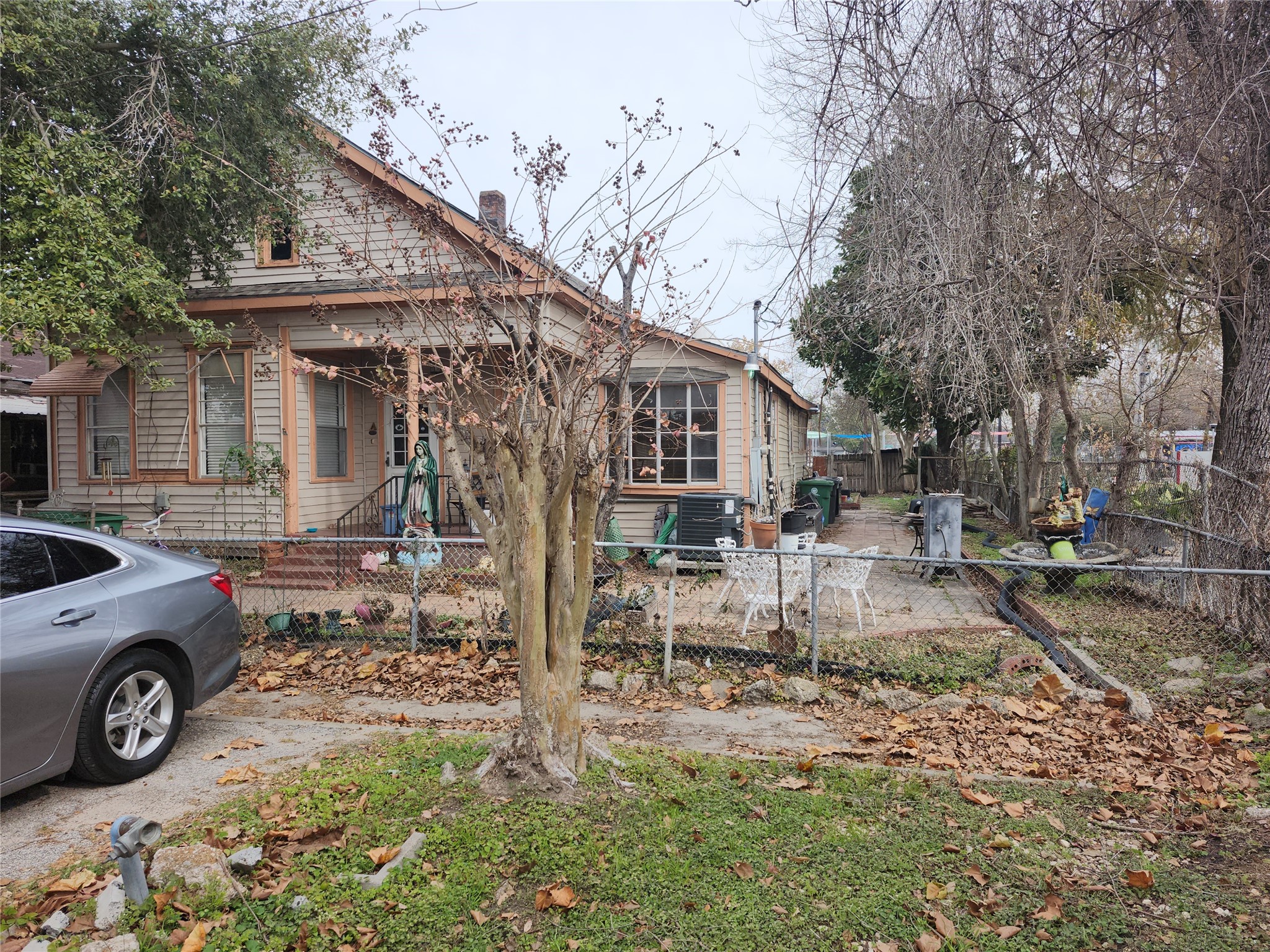 2619 Saltus Street Houston, TX 77003 - Photo 4 of 6 a view of a house with a back yard