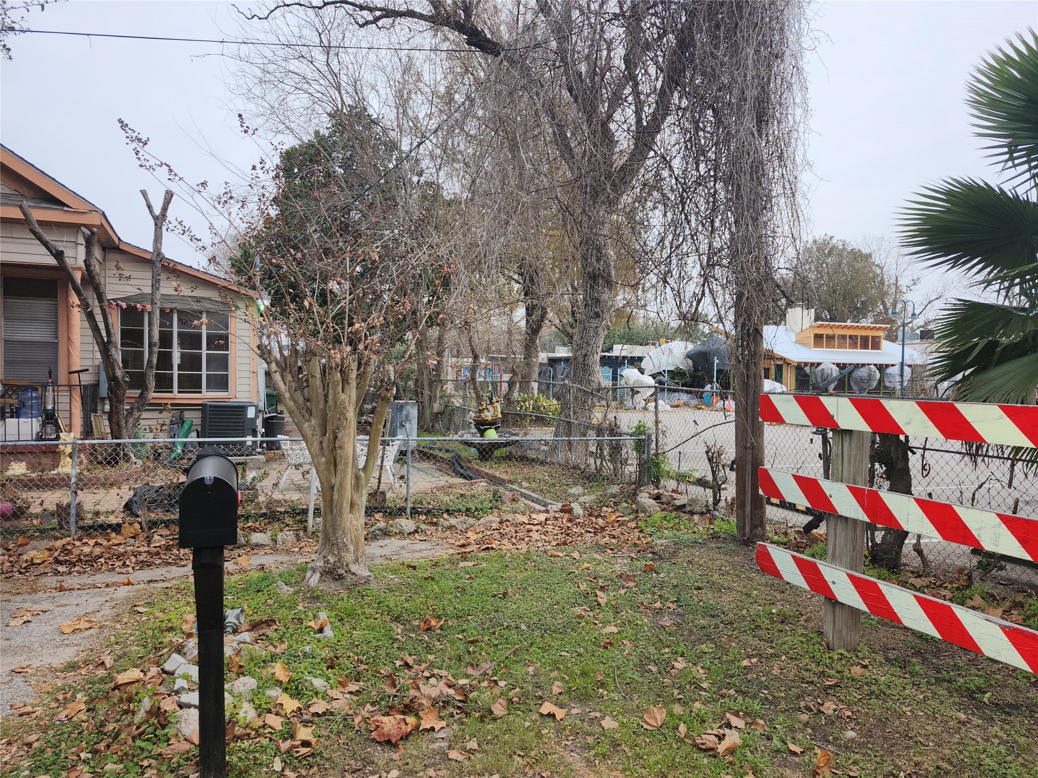 2619 Saltus Street Houston, TX 77003 - Photo 5 of 6 a view of outdoor space with garden