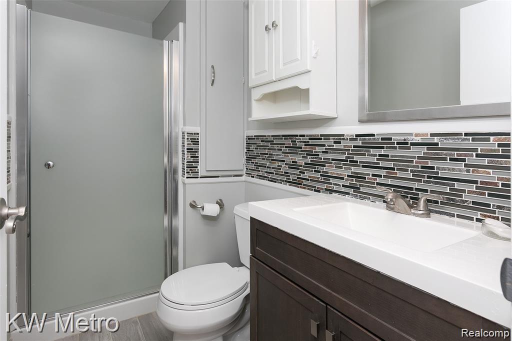 1047 Milverton Road Troy, MI 48083 - Photo 18 of 38 Full 2nd bath
