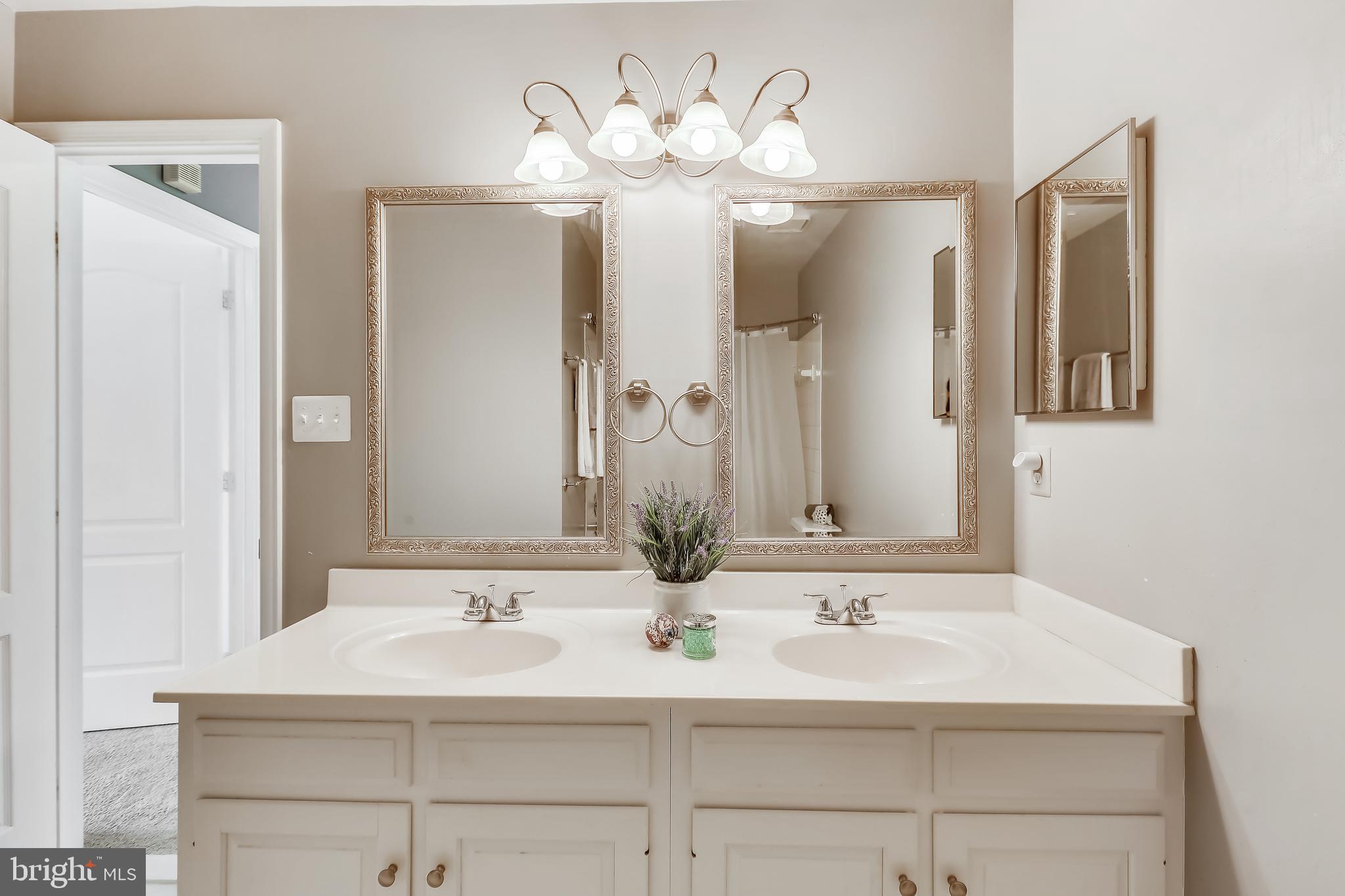 22406 Sweetleaf Lane Gaithersburg, MD 20882 - Photo 41 of 60 Upper Level Hall Bath