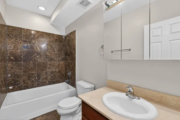 $2,850 | 9100 Lamon Avenue, Unit 1N, Skokie, IL 60077