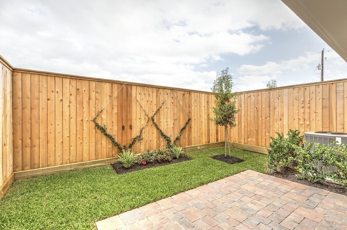 2722 Maxroy Street Houston, TX 77007 - Photo 2 of 11 Nice sized private backyard similar to this (16x14ft)