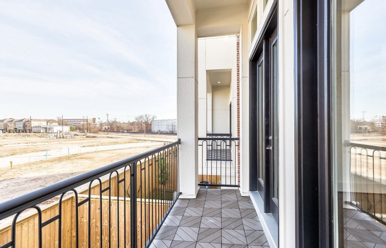 2722 Maxroy Street Houston, TX 77007 - Photo 6 of 11 balcony bigger than this one with gas and water line for grilling