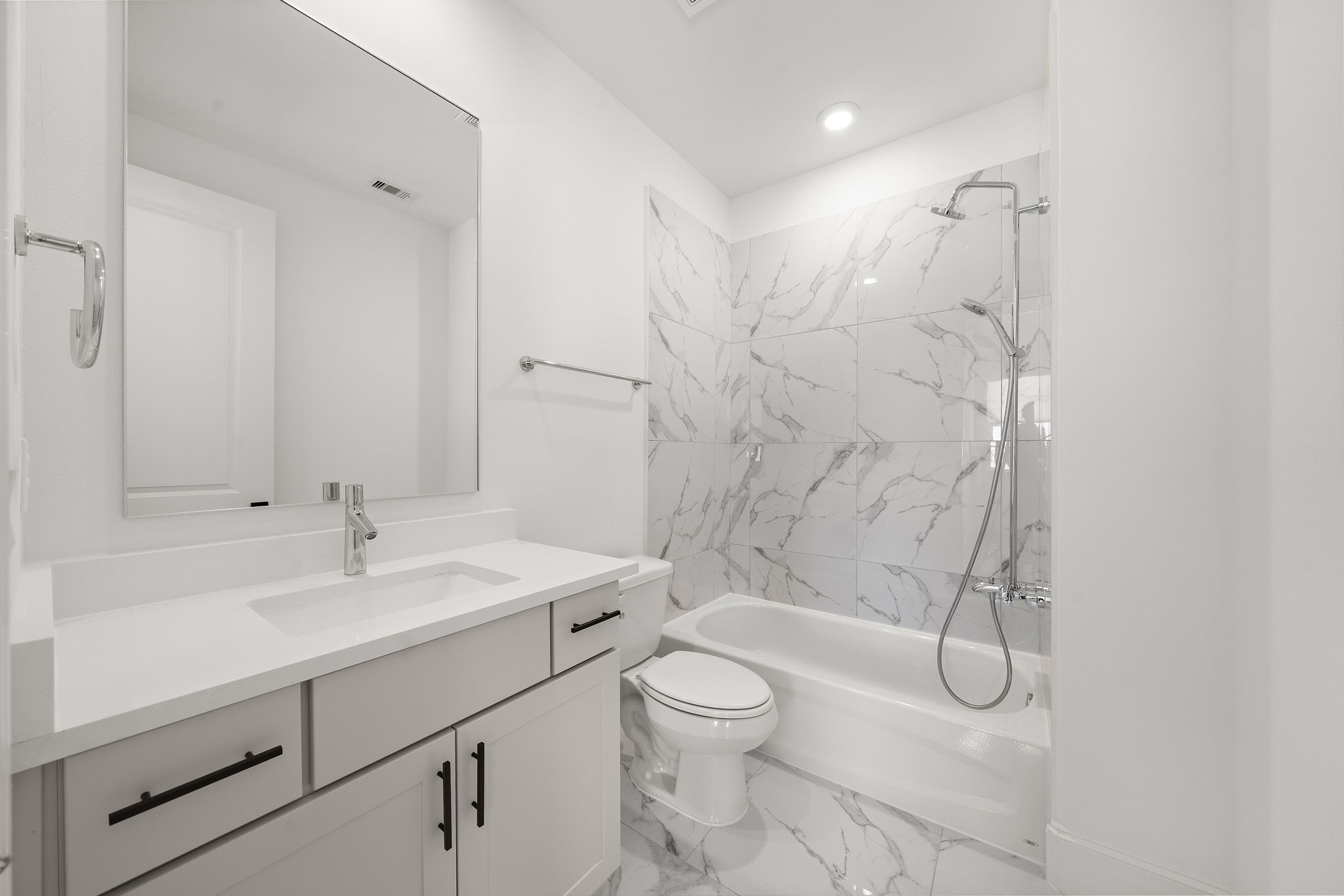 2722 Maxroy Street Houston, TX 77007 - Photo 10 of 11 secondary bath with beautiful modern finishes