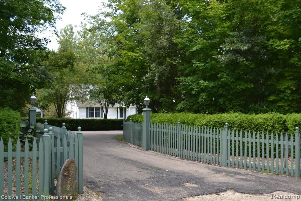 2729 Reed Road Lapeer, MI 48446 - Photo 3 of 32 Freshly painted inviting entrance