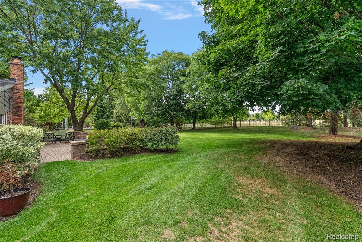5033 Aintree Court Rochester, MI 48306 - Photo 53 of 64 Nice private yard
