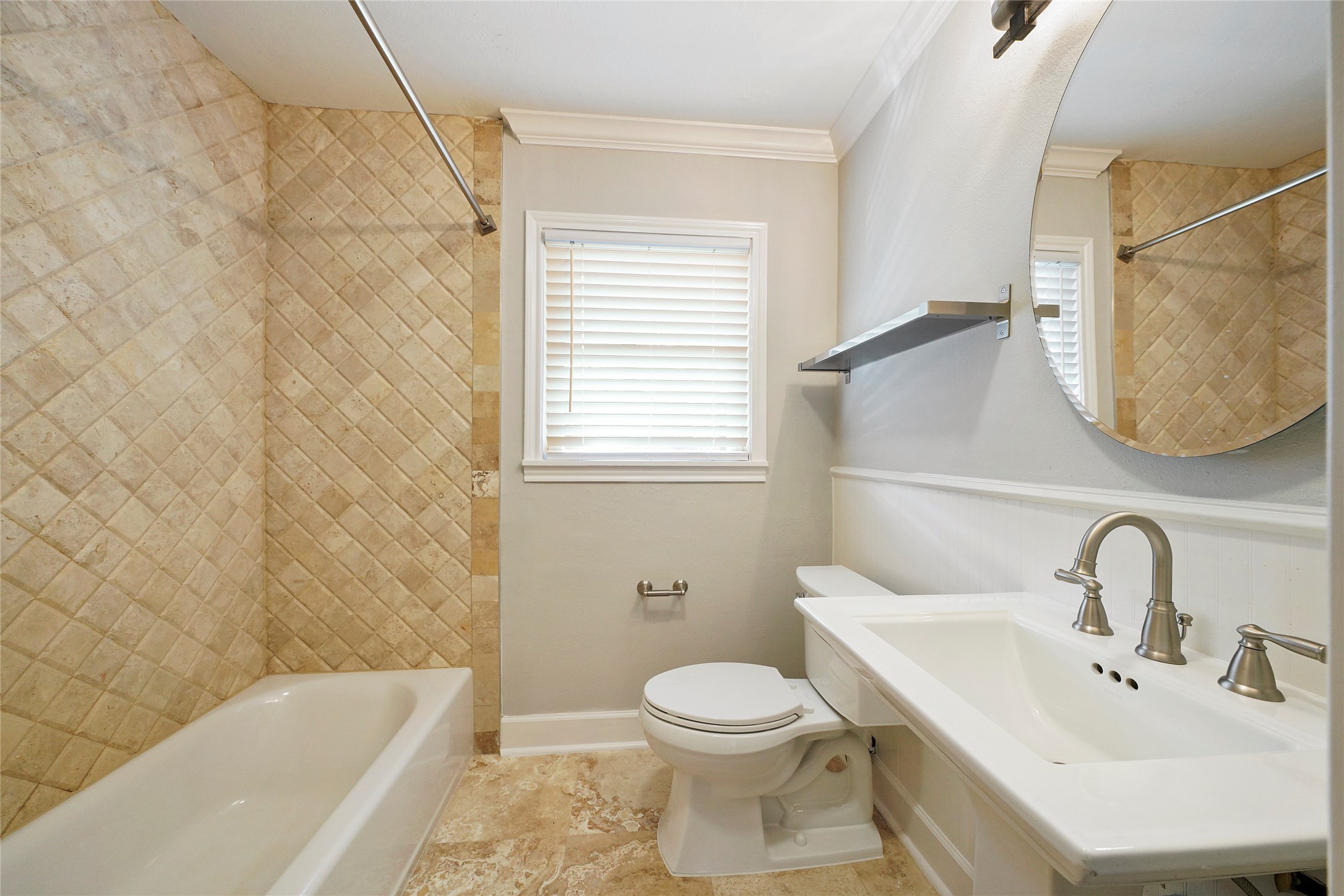 1229 Timbergrove Lane Houston, TX 77008 - Photo 22 of 30 a bathroom with a toilet a sink and bathtub