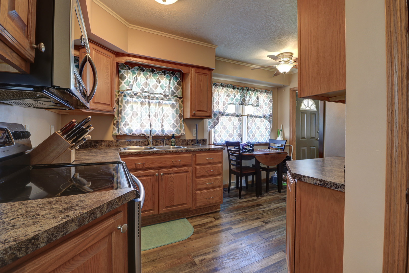 2927 Pershing Boulevard Clinton, IA 52732 - Photo 2 of 23