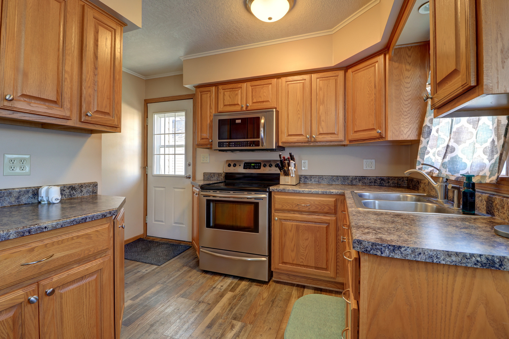 2927 Pershing Boulevard Clinton, IA 52732 - Photo 3 of 23