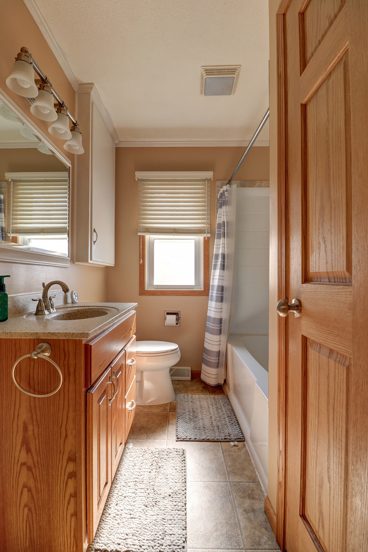 2927 Pershing Boulevard Clinton, IA 52732 - Photo 9 of 23