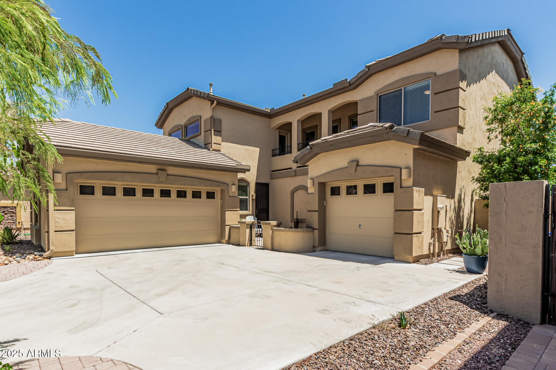 5437 West Red Bird Road Phoenix, AZ 85083 - Photo 3 of 38 3 car split garage