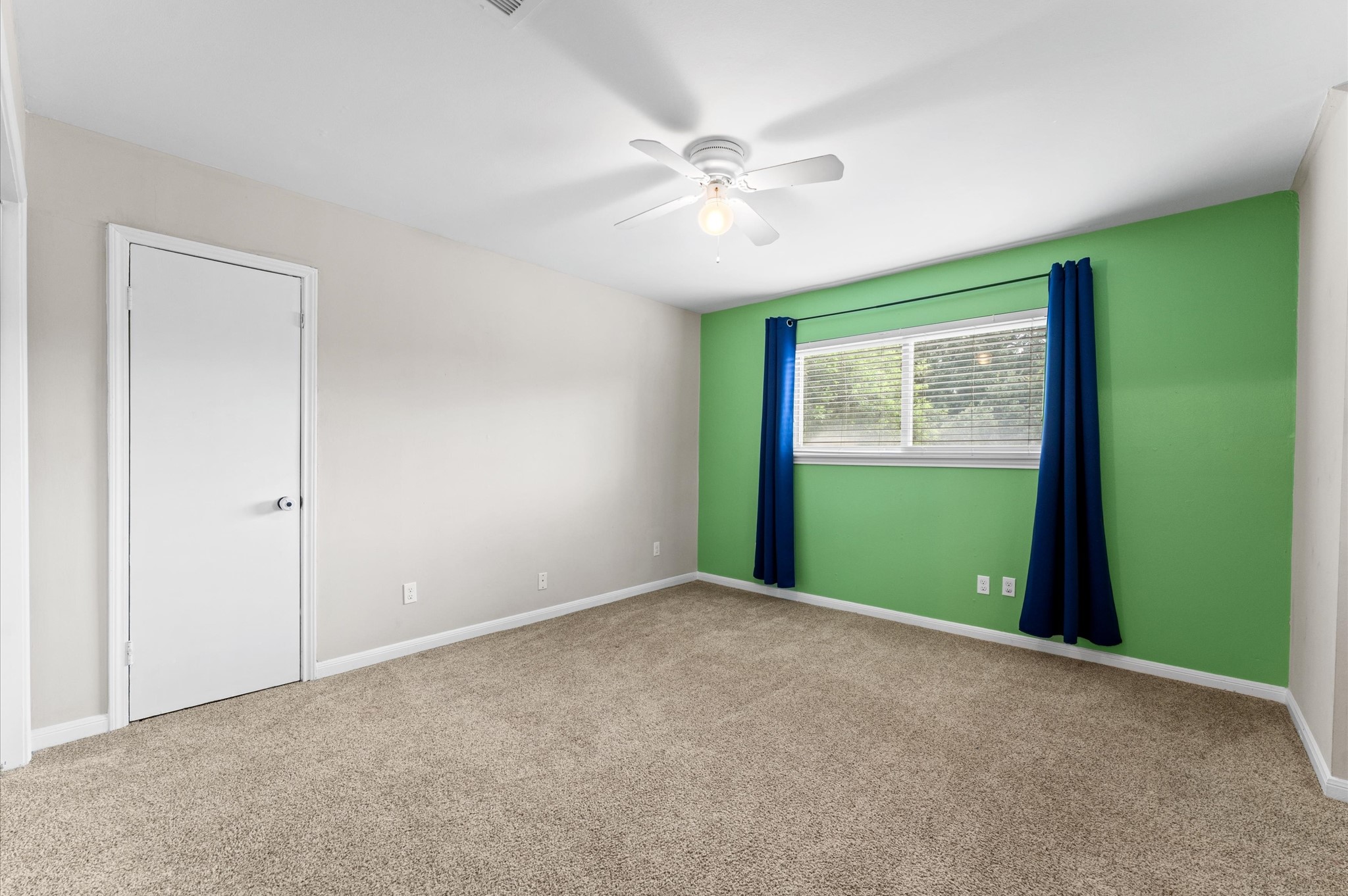 9407 Brooding Oak Circle Houston, TX 77096 - Photo 23 of 43 a view of an empty room with a window