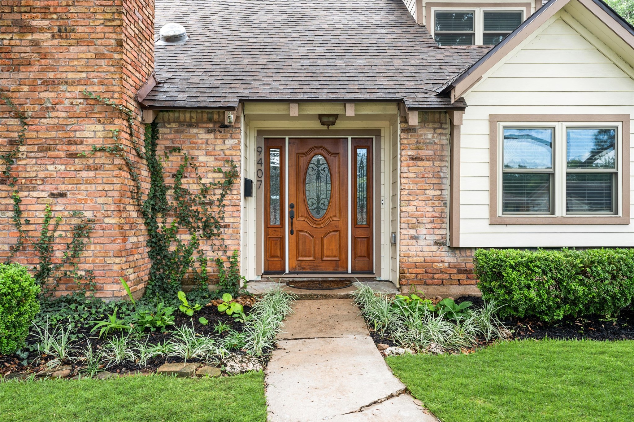 9407 Brooding Oak Circle Houston, TX 77096 - Photo 5 of 43 a front view of a house with garden