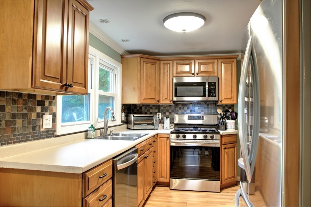 82 Dalton Road Chelmsford, MA 01824 - Photo 9 of 40 Gallery Image 9