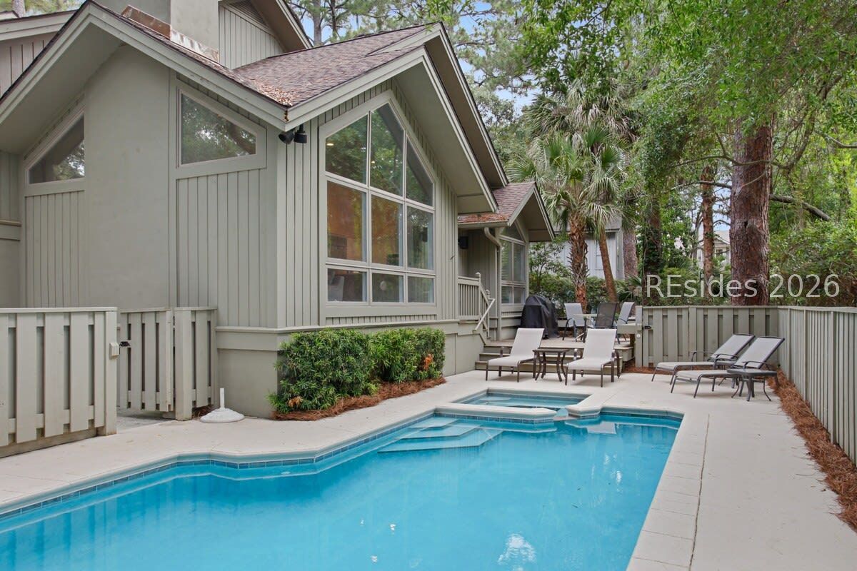 Private pool with itsLi expansive deck
