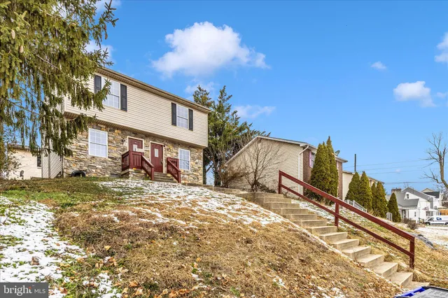 a view of a house with a yard