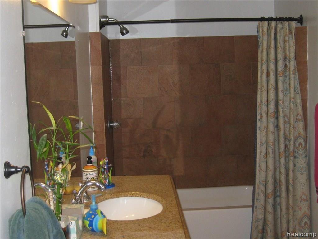 676 North Conklin Road Lake Orion, MI 48362 - Photo 16 of 39 Entry level full bath-ceramic & granite
