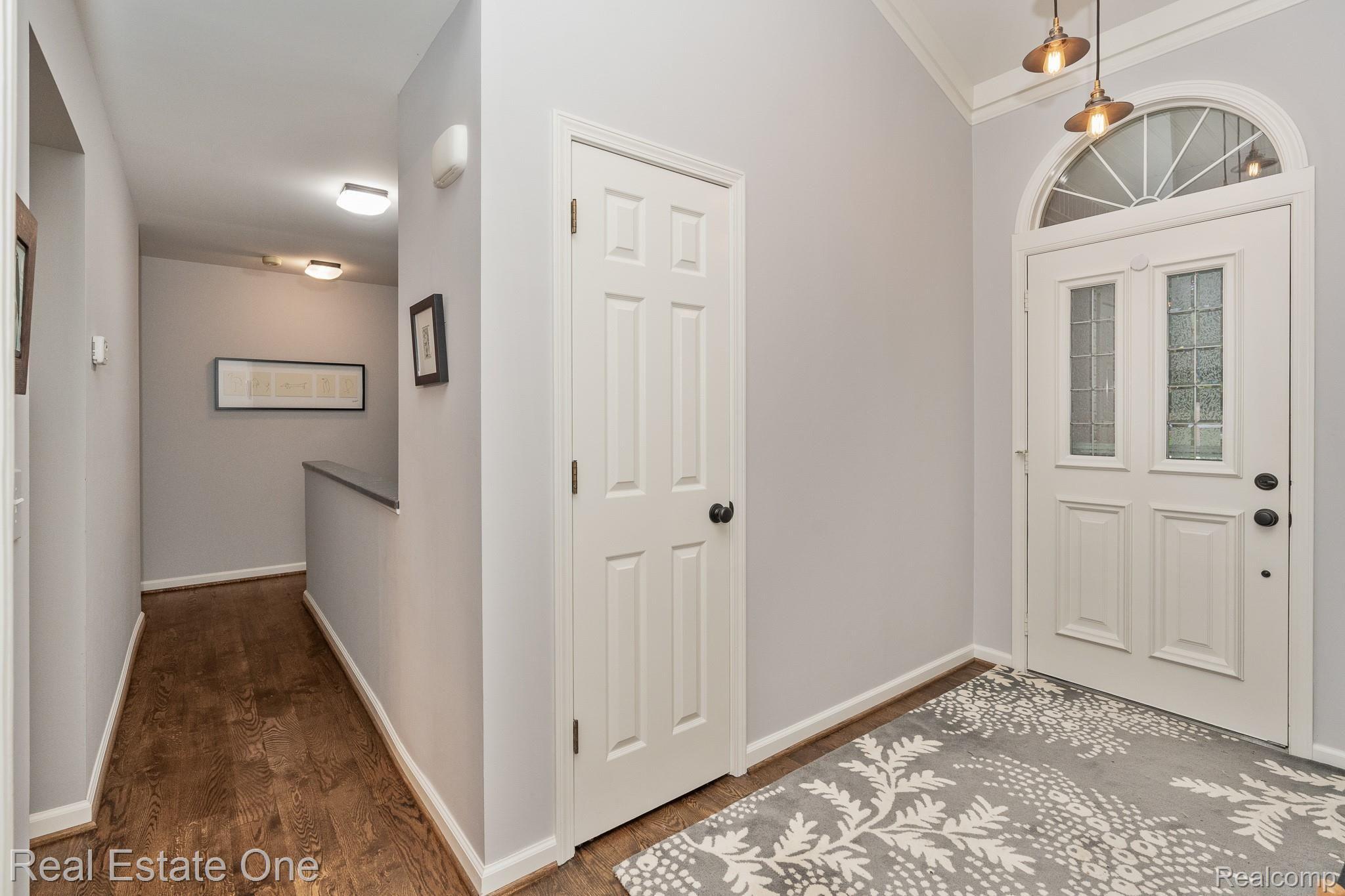 1214 Valley Circle, Unit 9 Rochester, MI 48309 - Photo 2 of 29 Entry