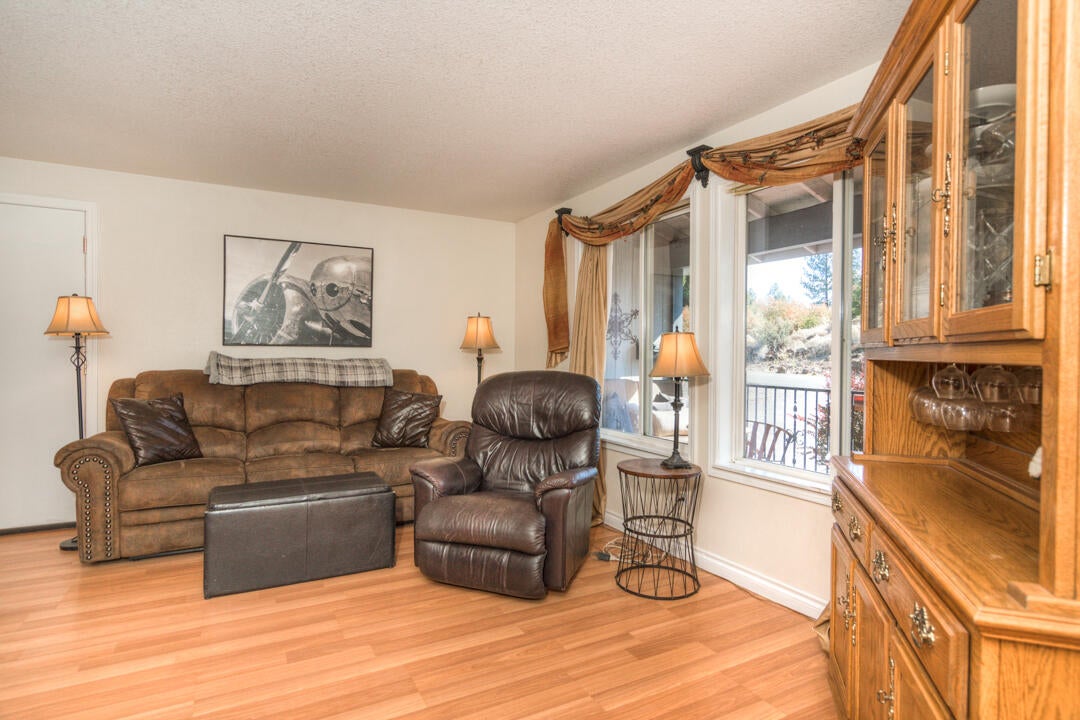 19528 Apache Road Bend, OR 97702 - Photo 9 of 27 Living Room