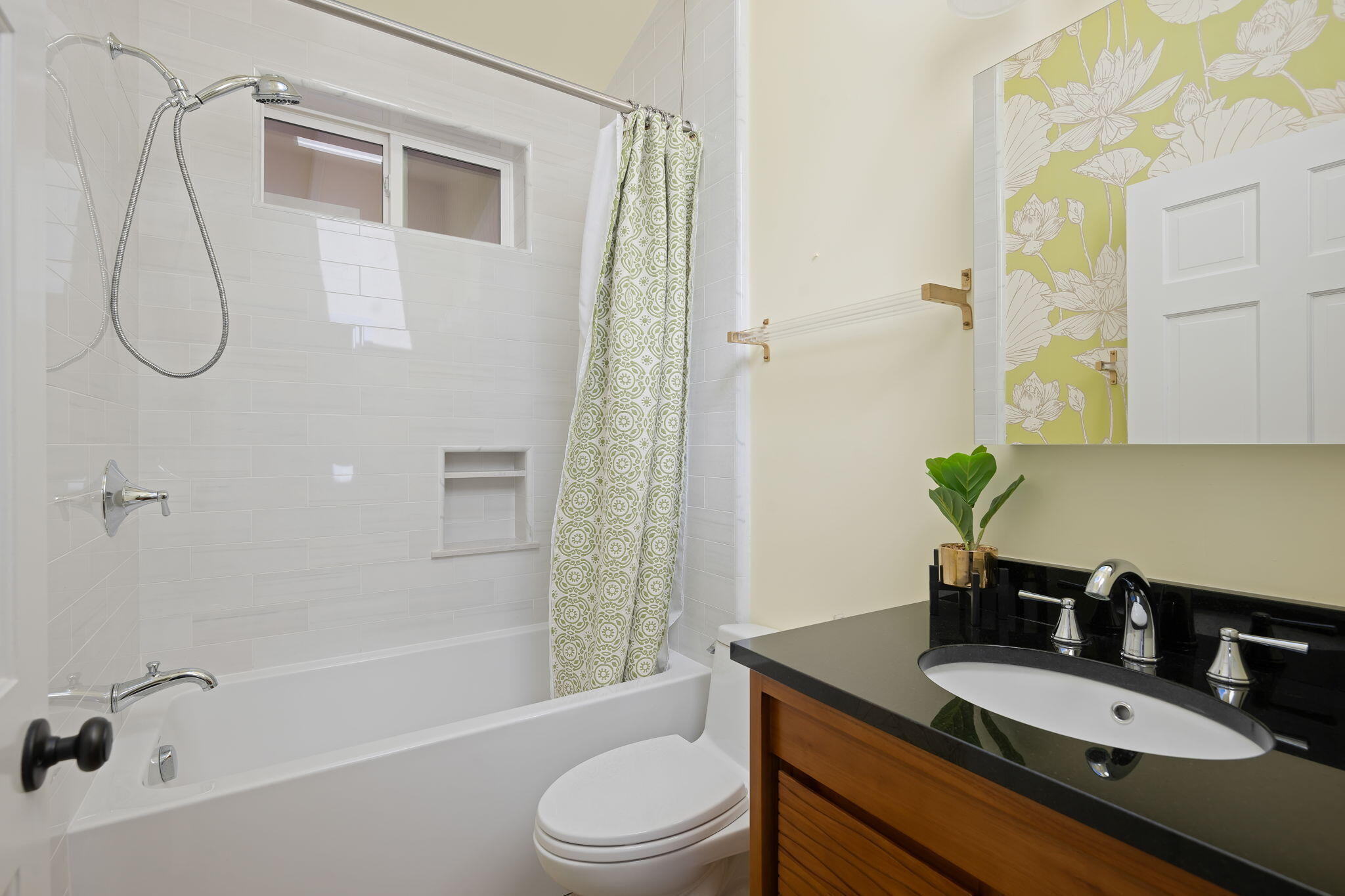 333 Old Mill Road, Unit SPC 256 Santa Barbara, CA 93110 - Photo 17 of 31 Hall Bath