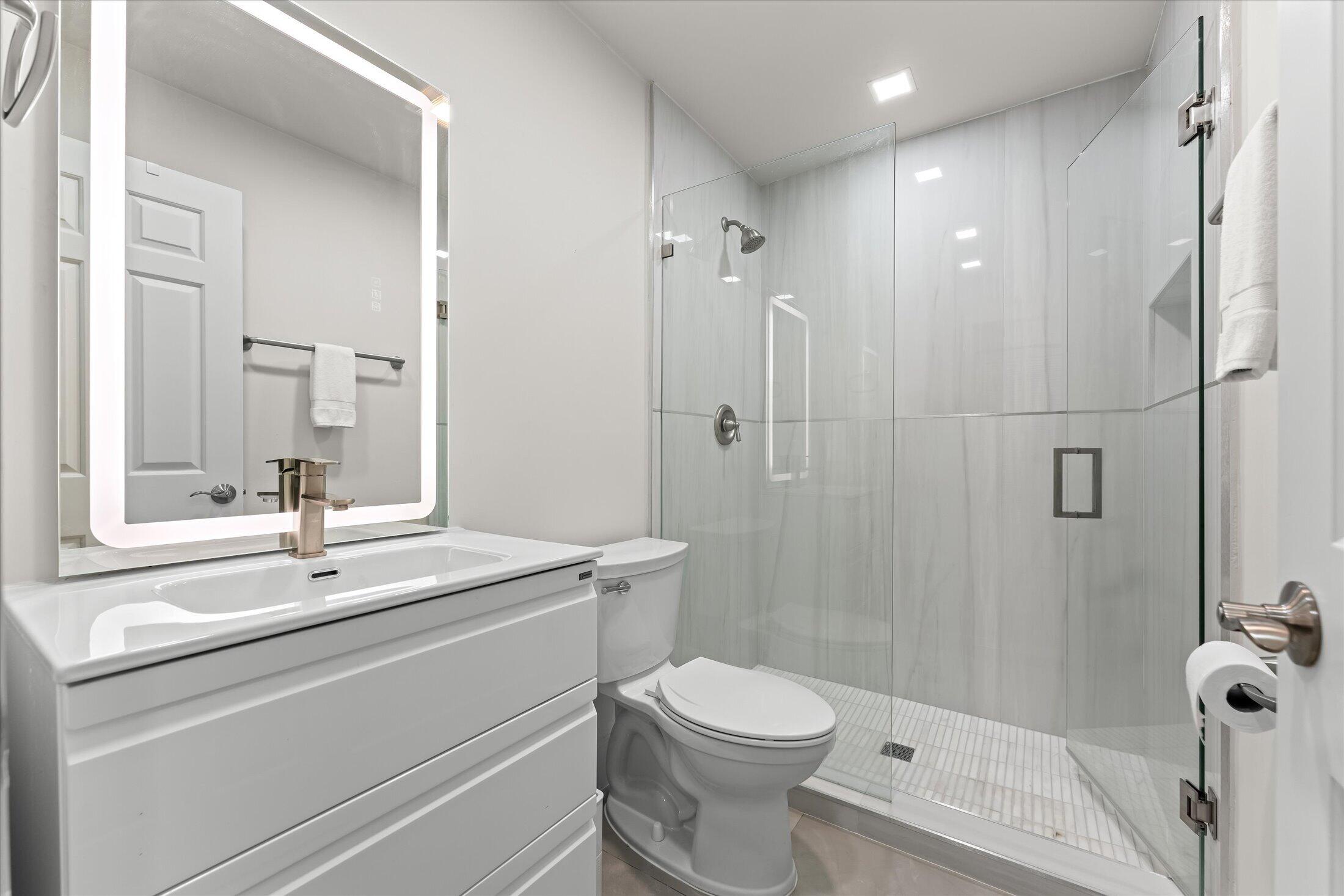 5521 Coach House Circle, Unit G Boca Raton, FL 33486 - Photo 25 of 32 Bathroom No. 2