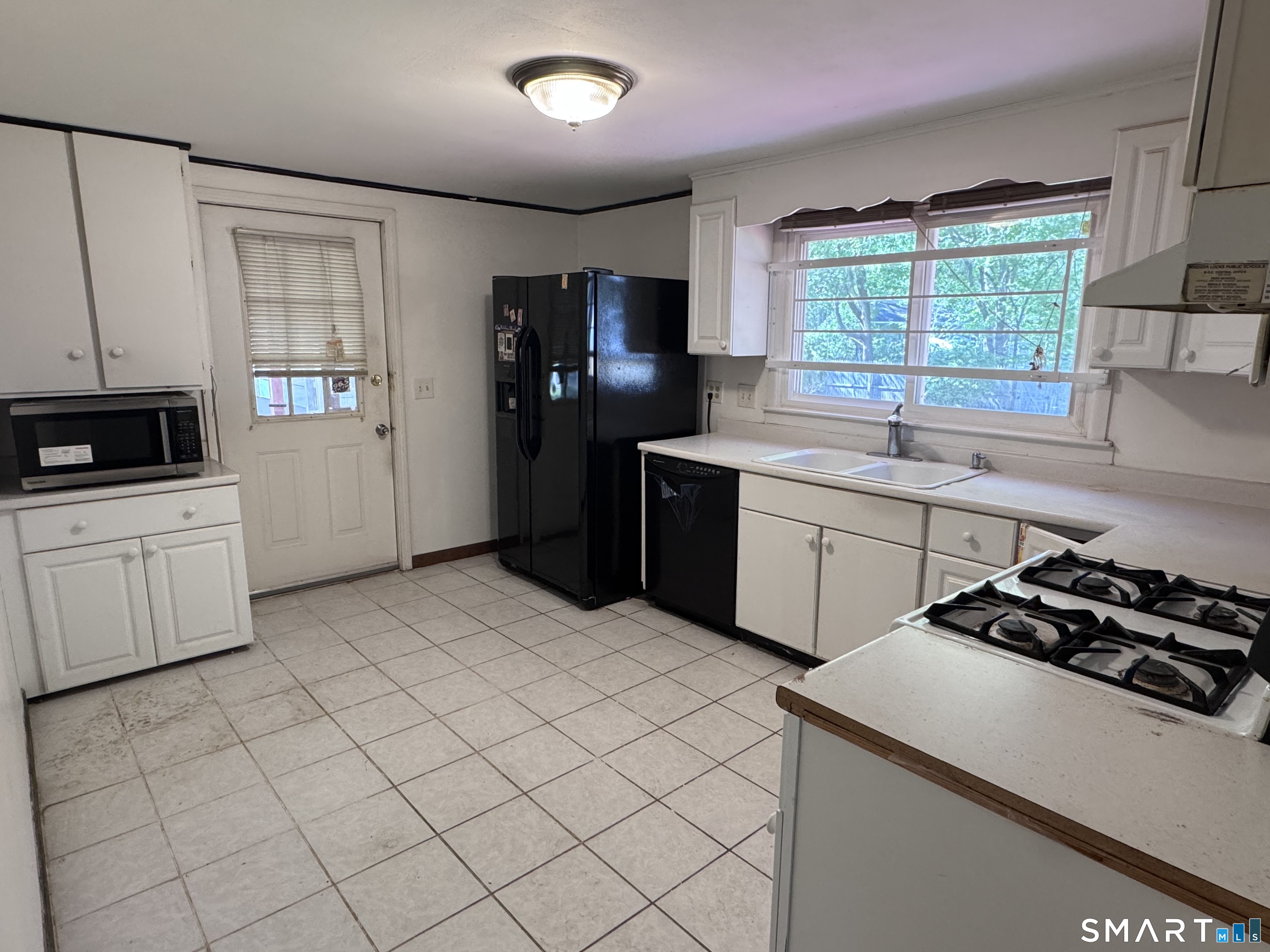 33 Thomas Street Windsor Locks, CT 06096 - Photo 7 of 33