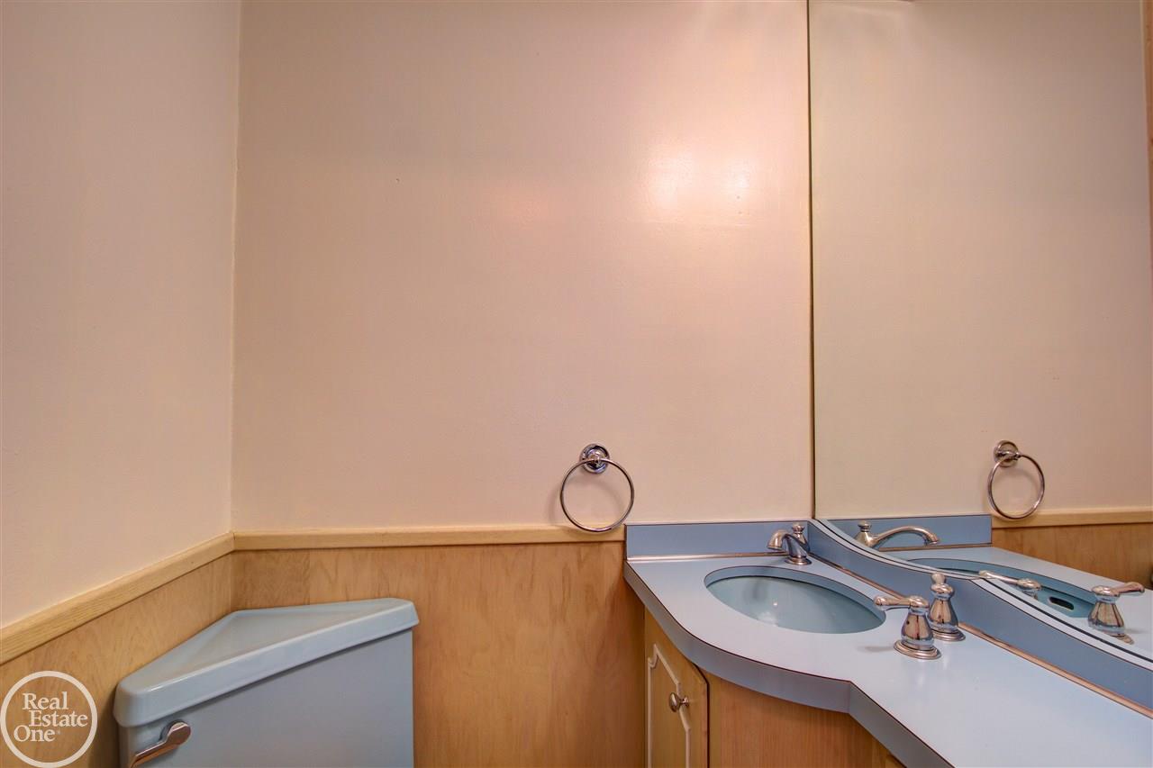 1324 Roslyn Road Grosse Pointe, MI 48236 - Photo 13 of 34 31351245-12.JPG