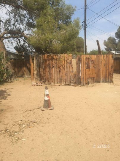 741 Commercial Avenue Ridgecrest, CA 93555 - Photo 5 of 8 a swimming pool with an outdoor space