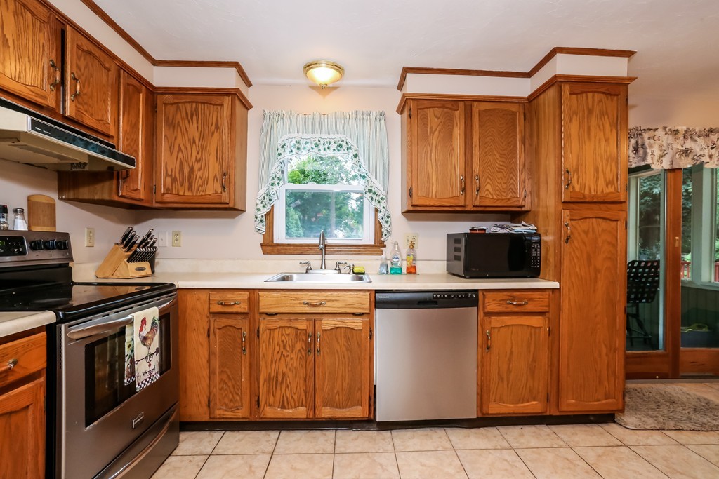 14 Balena Road Attleboro, MA 02703 - Photo 3 of 22