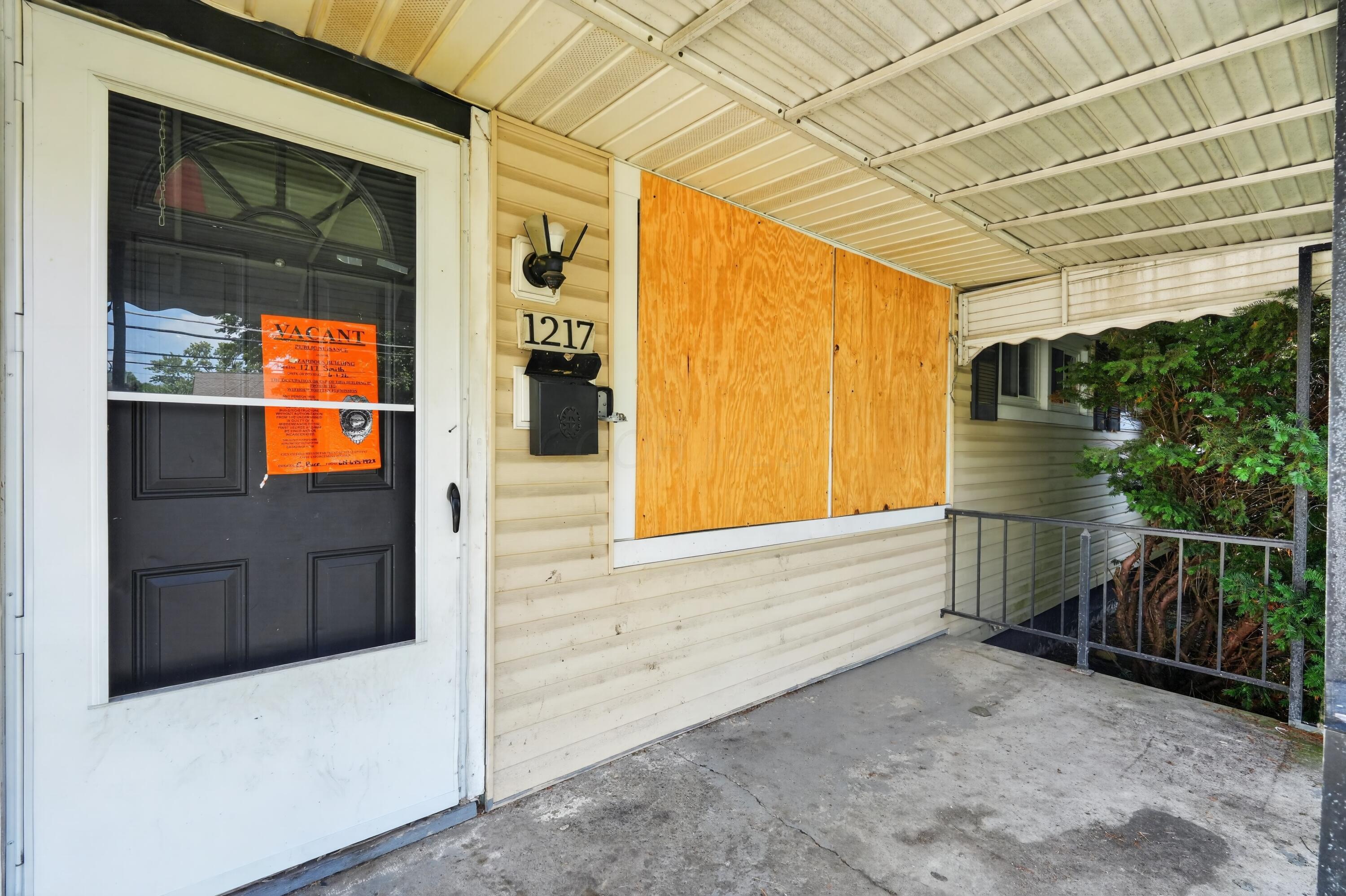 1217 Smith Road Columbus, OH 43207 - Photo 6 of 16 15_1217_Smith_Rd-Exterior-d-15