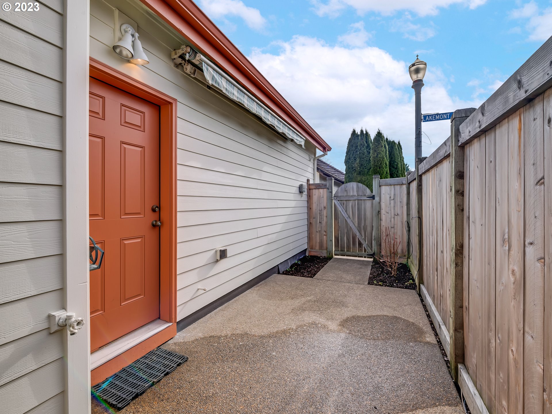 2006 Lakeland Way Eugene, OR 97408 - Photo 14 of 32 a view of a door and a balcony
