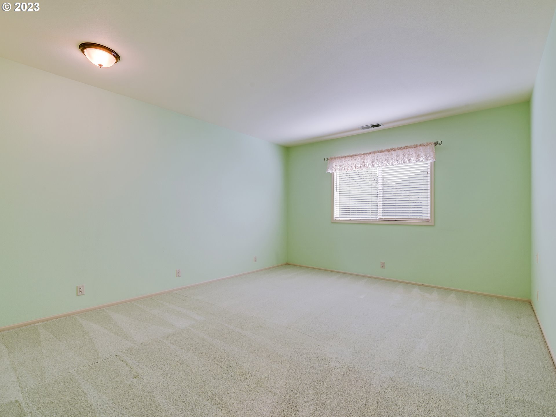 2006 Lakeland Way Eugene, OR 97408 - Photo 23 of 32 an empty room with a window